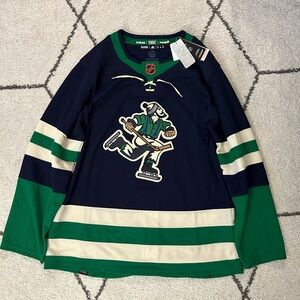 BNWT NHL Adidas Vancouver Canucks Navy and Green Reverse Retro Jersey